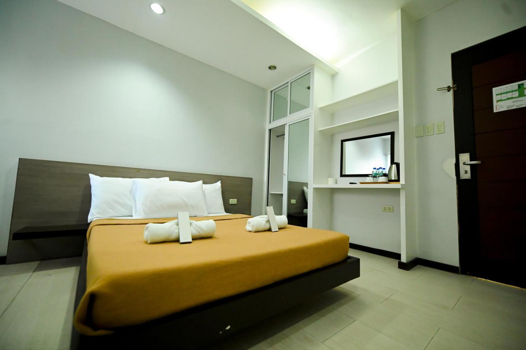 Blue Harbor Hotel Calapan ภายนอก รูปภาพ