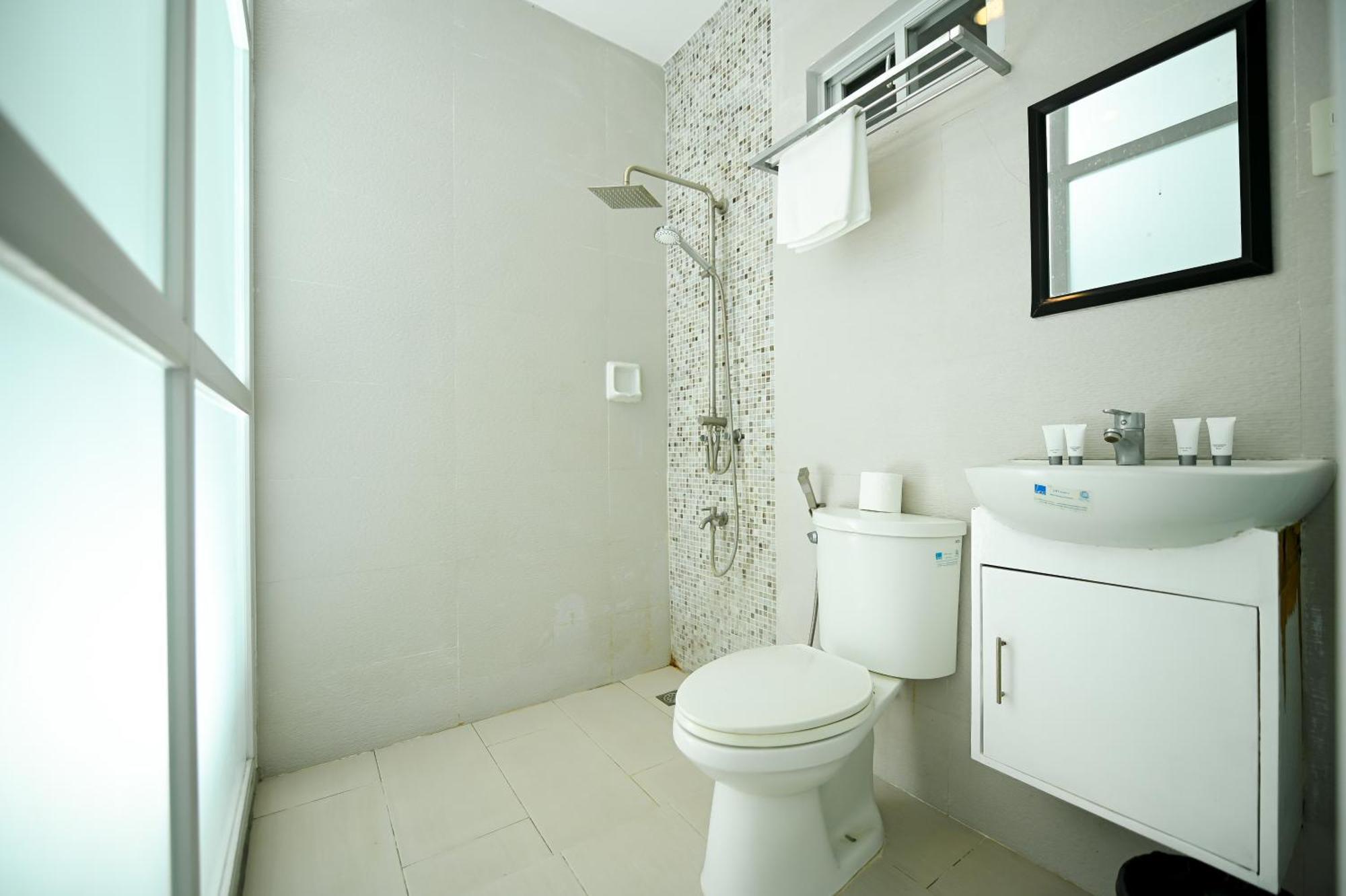 Blue Harbor Hotel Calapan ภายนอก รูปภาพ