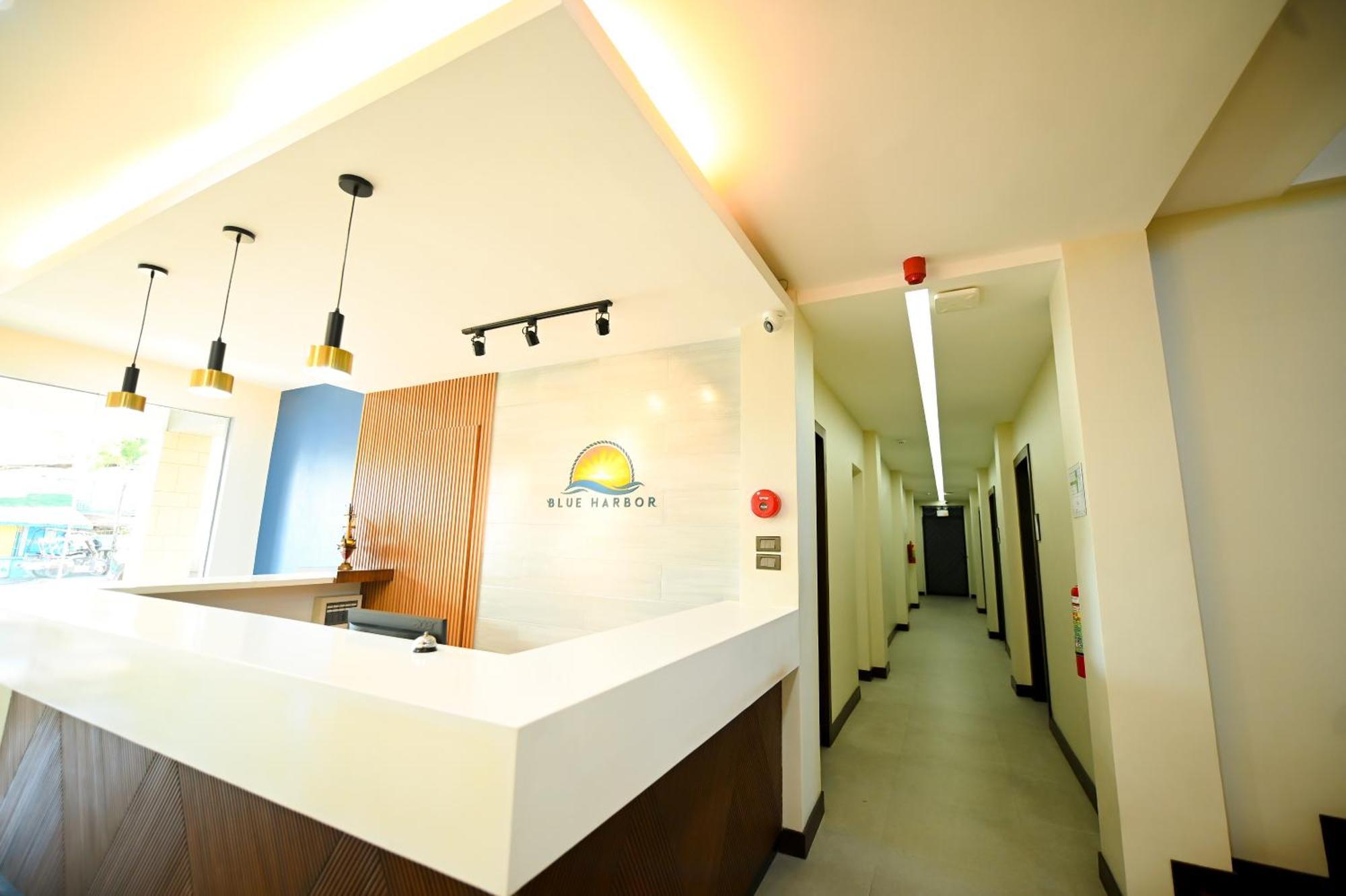 Blue Harbor Hotel Calapan ภายนอก รูปภาพ