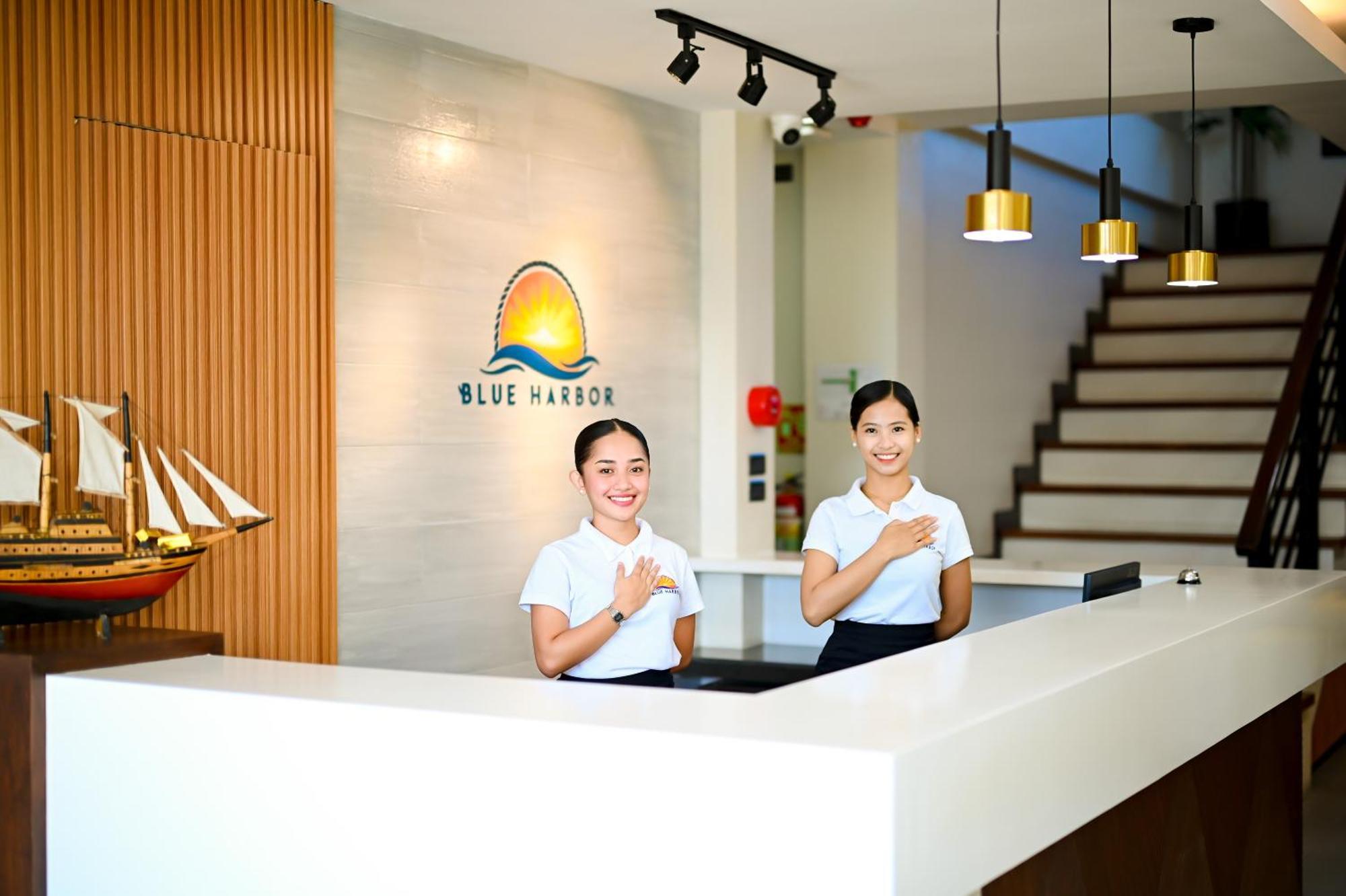 Blue Harbor Hotel Calapan ภายนอก รูปภาพ