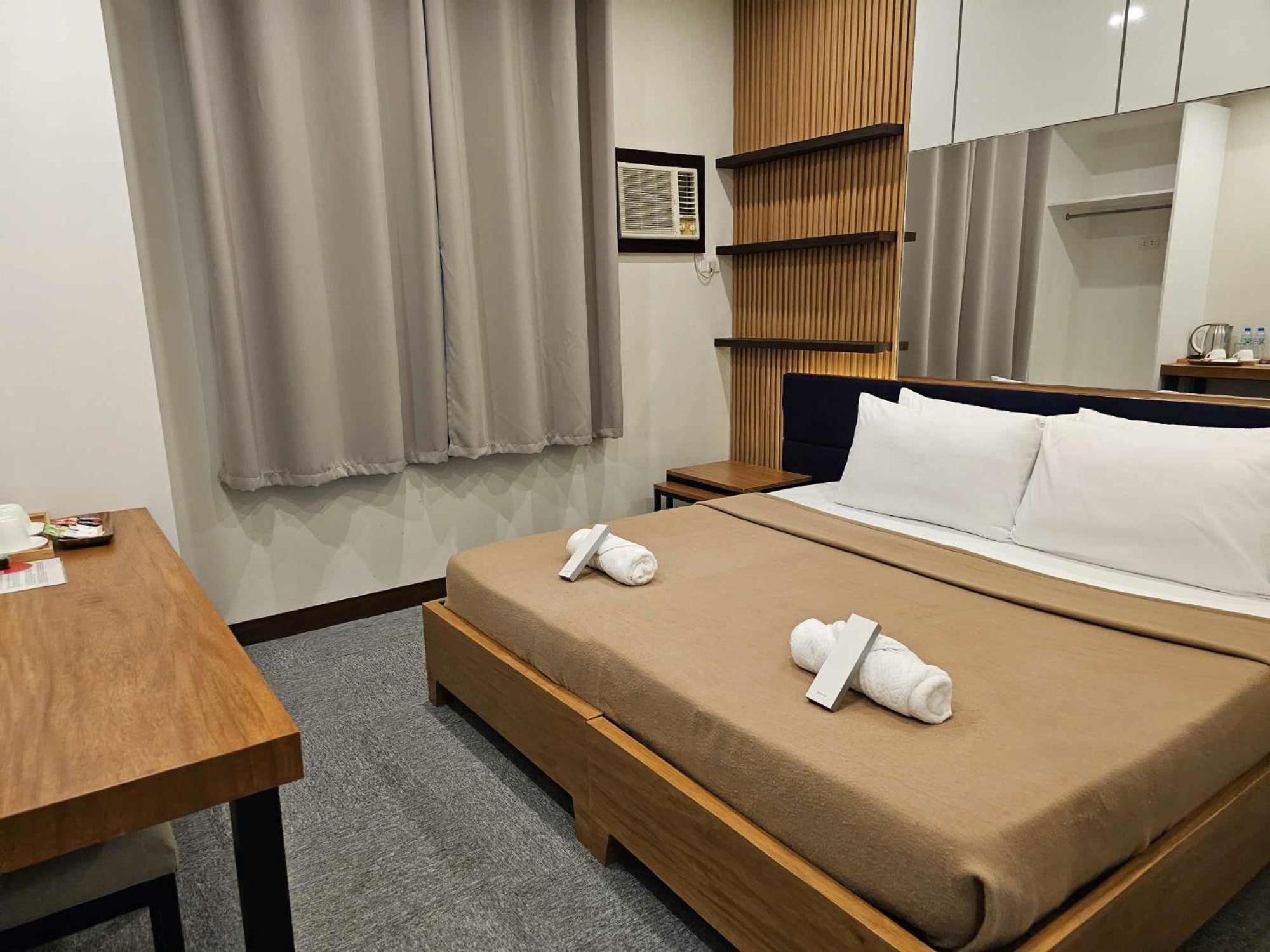 Blue Harbor Hotel Calapan ภายนอก รูปภาพ
