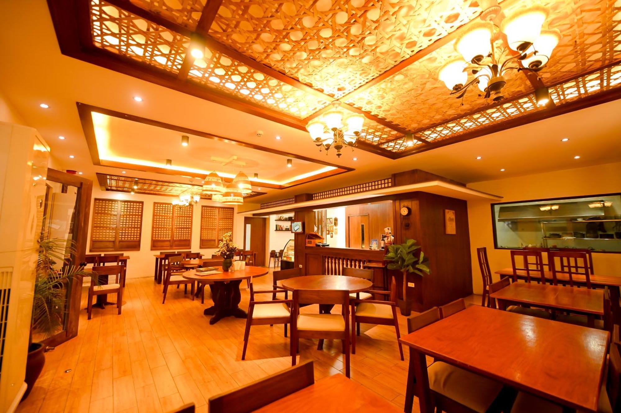 Blue Harbor Hotel Calapan ภายนอก รูปภาพ