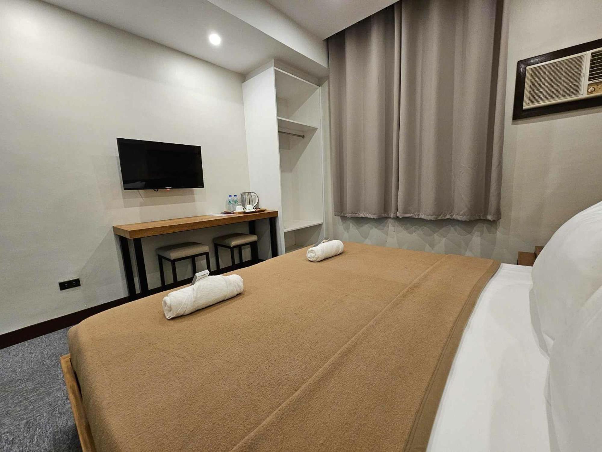Blue Harbor Hotel Calapan ภายนอก รูปภาพ