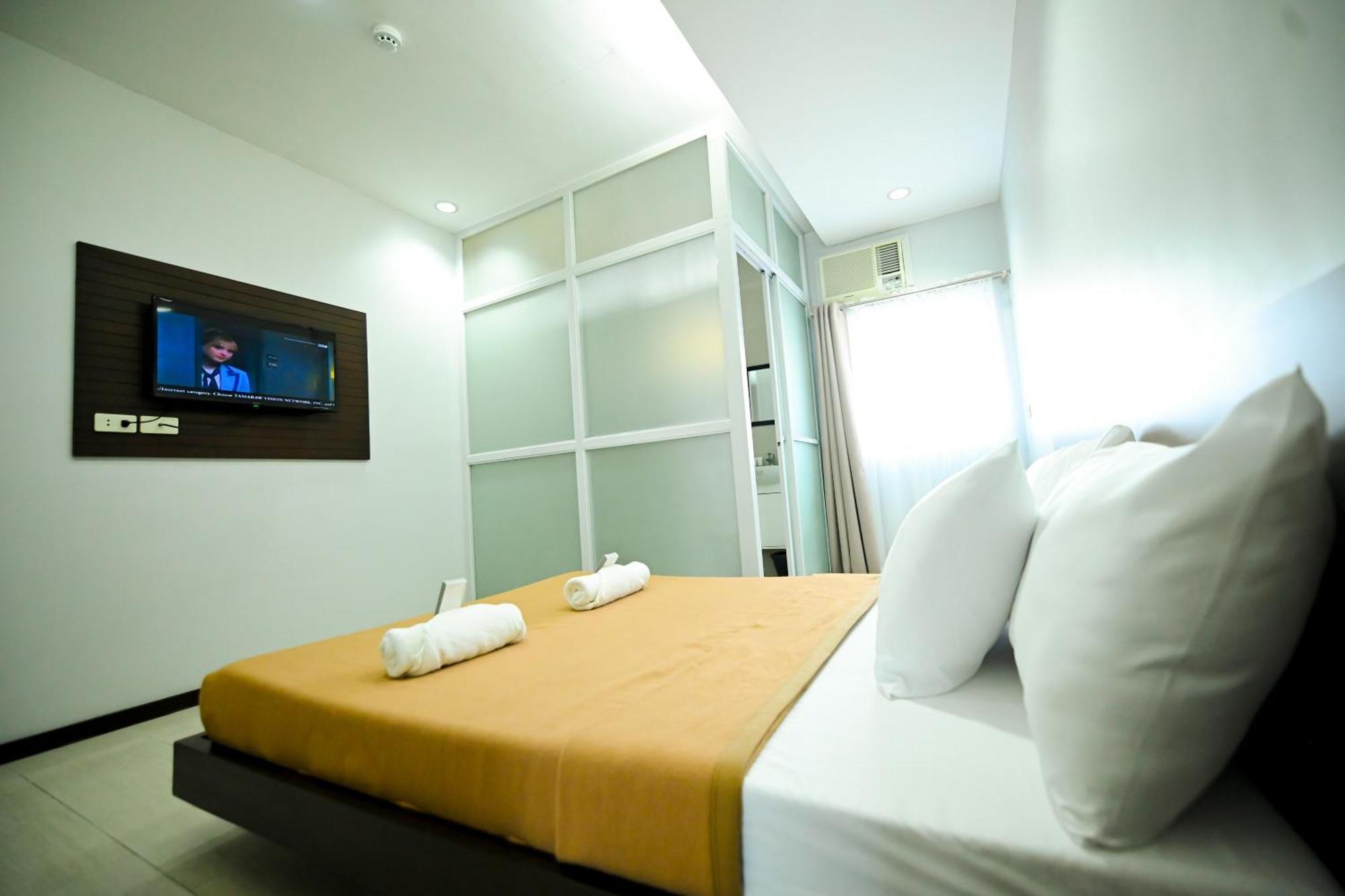 Blue Harbor Hotel Calapan ภายนอก รูปภาพ