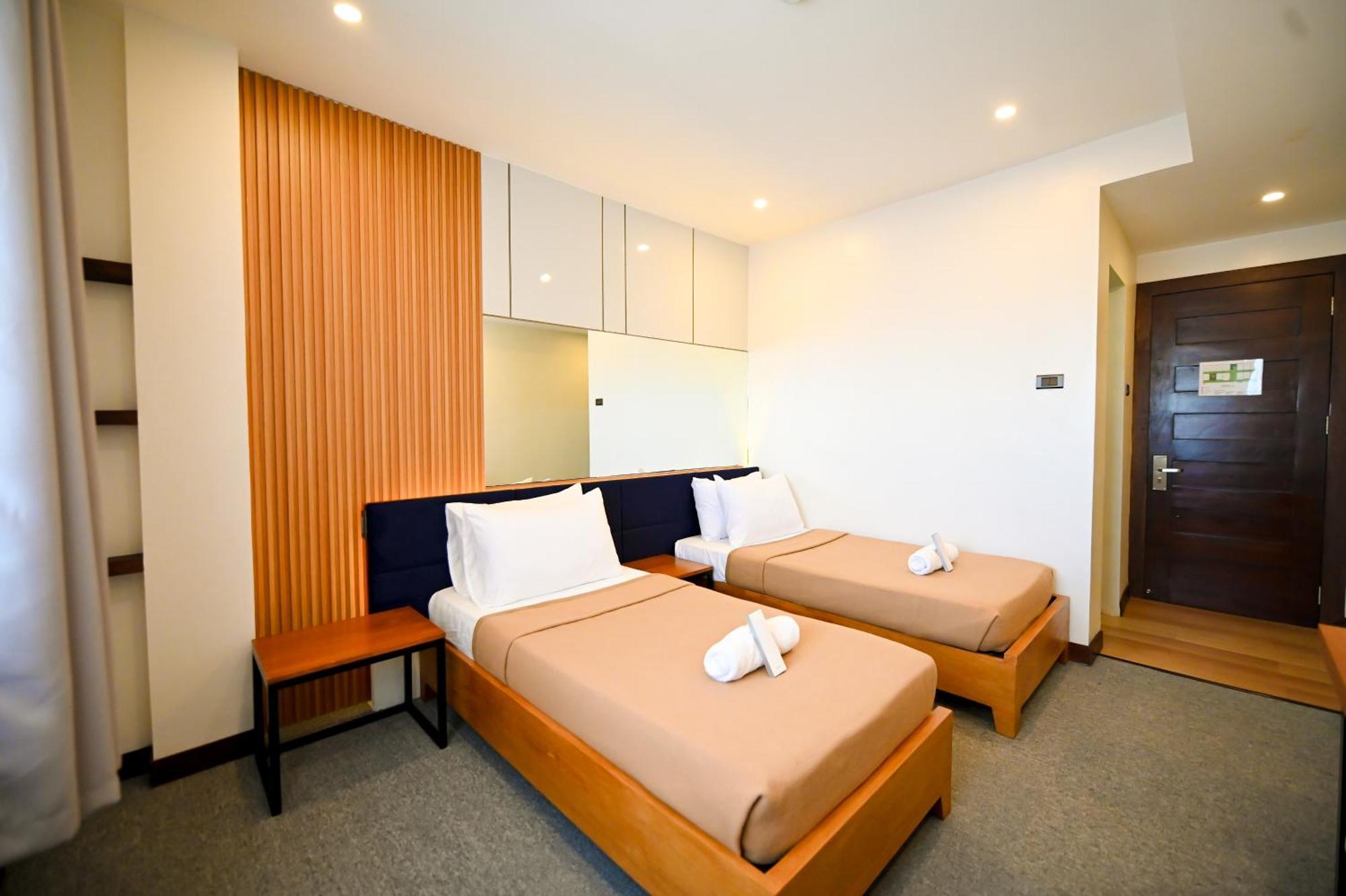 Blue Harbor Hotel Calapan ภายนอก รูปภาพ