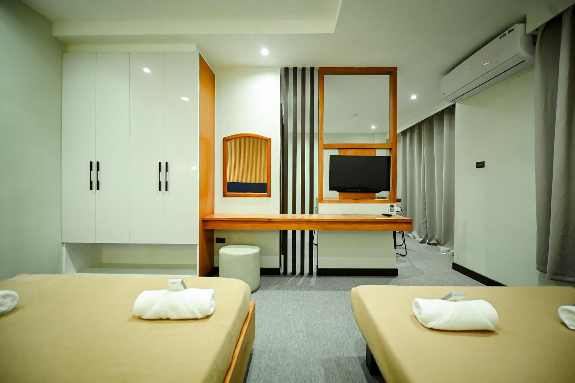 Blue Harbor Hotel Calapan ภายนอก รูปภาพ